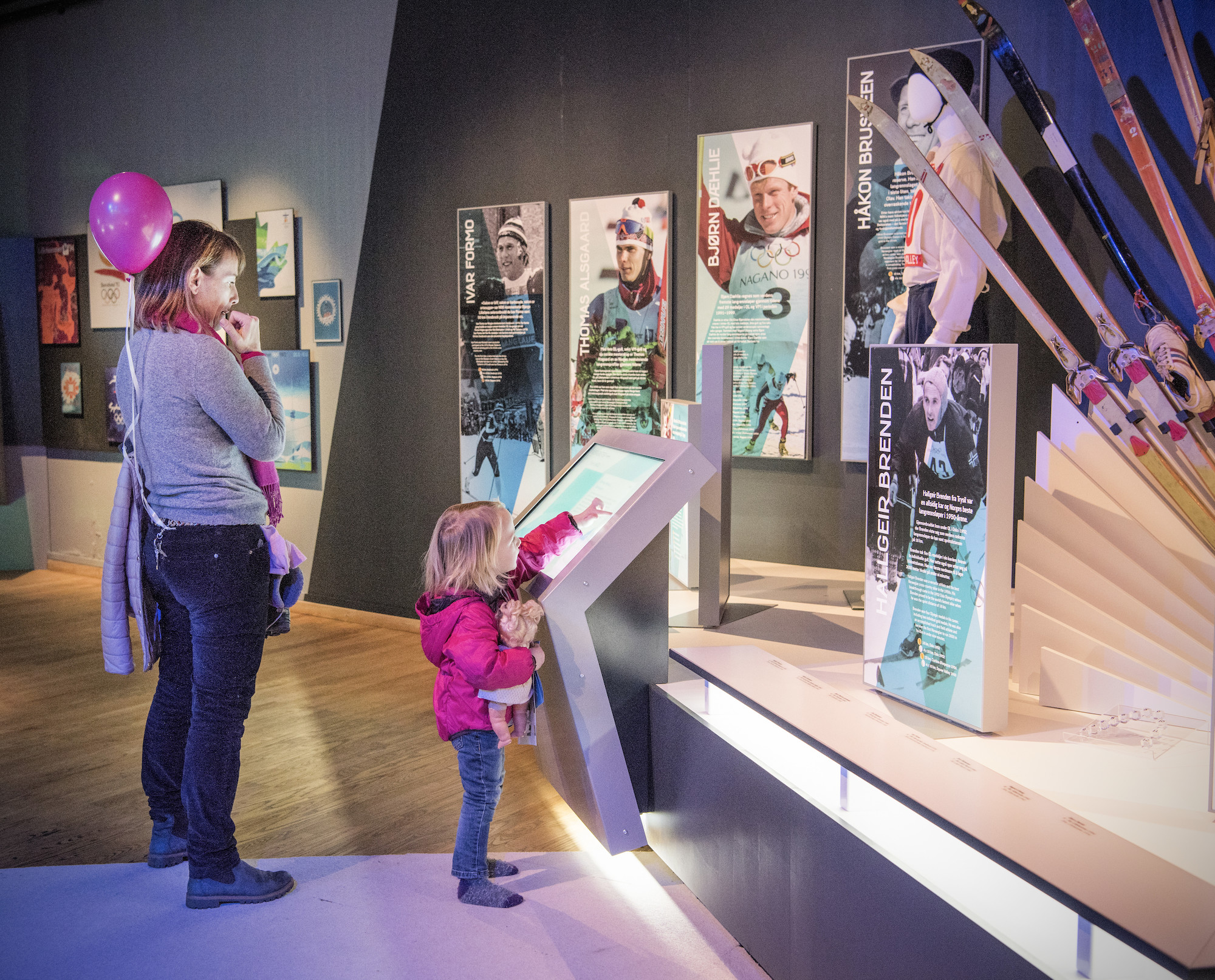 Mor med datter i OL-museet.
