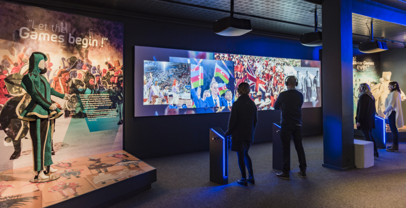 Gjester ser på film i OL-museet