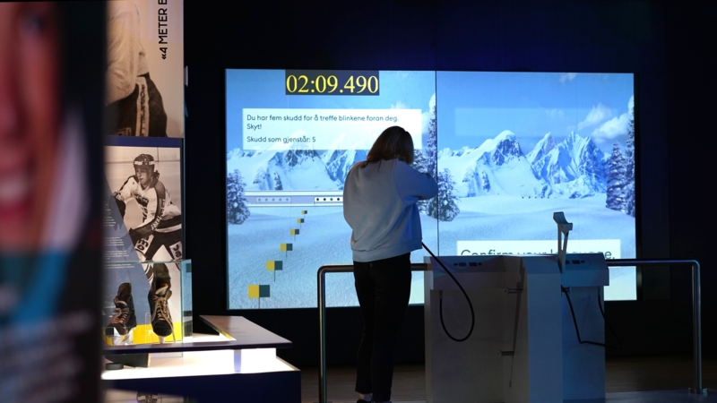 Kvinne skyter på blink i OL-museet - foto Dina Østeng Opperud 2026