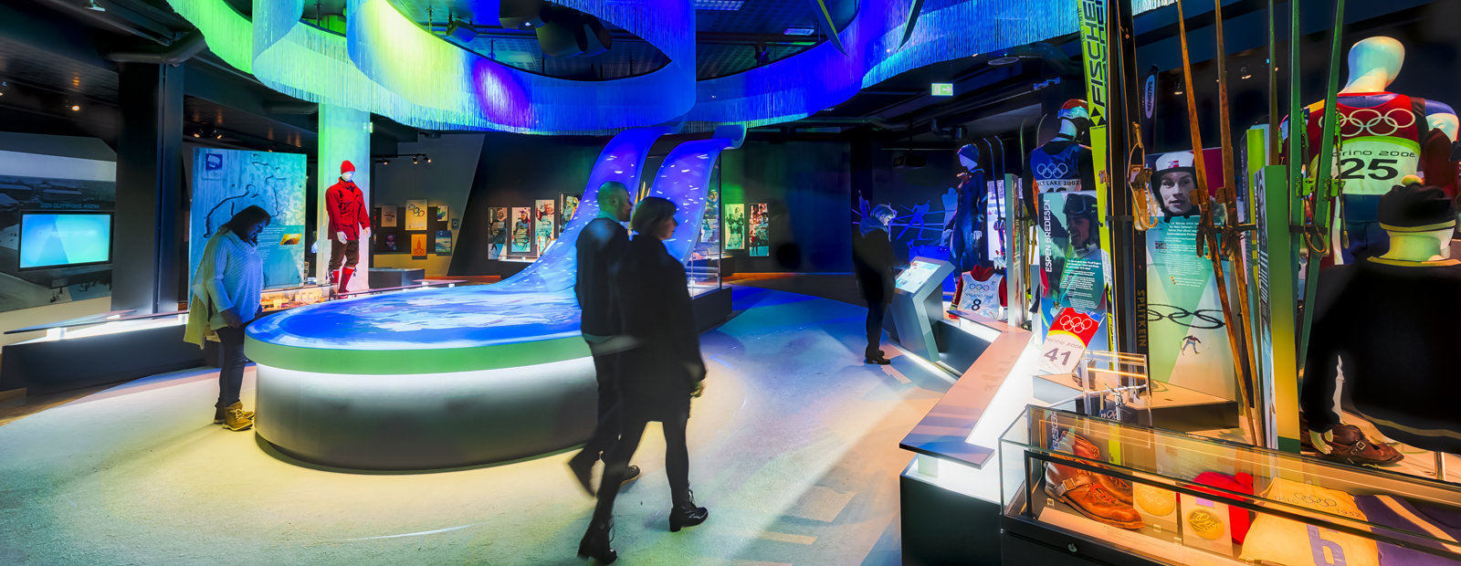 Folk ser seg om i OL-museet på Lillehammer.